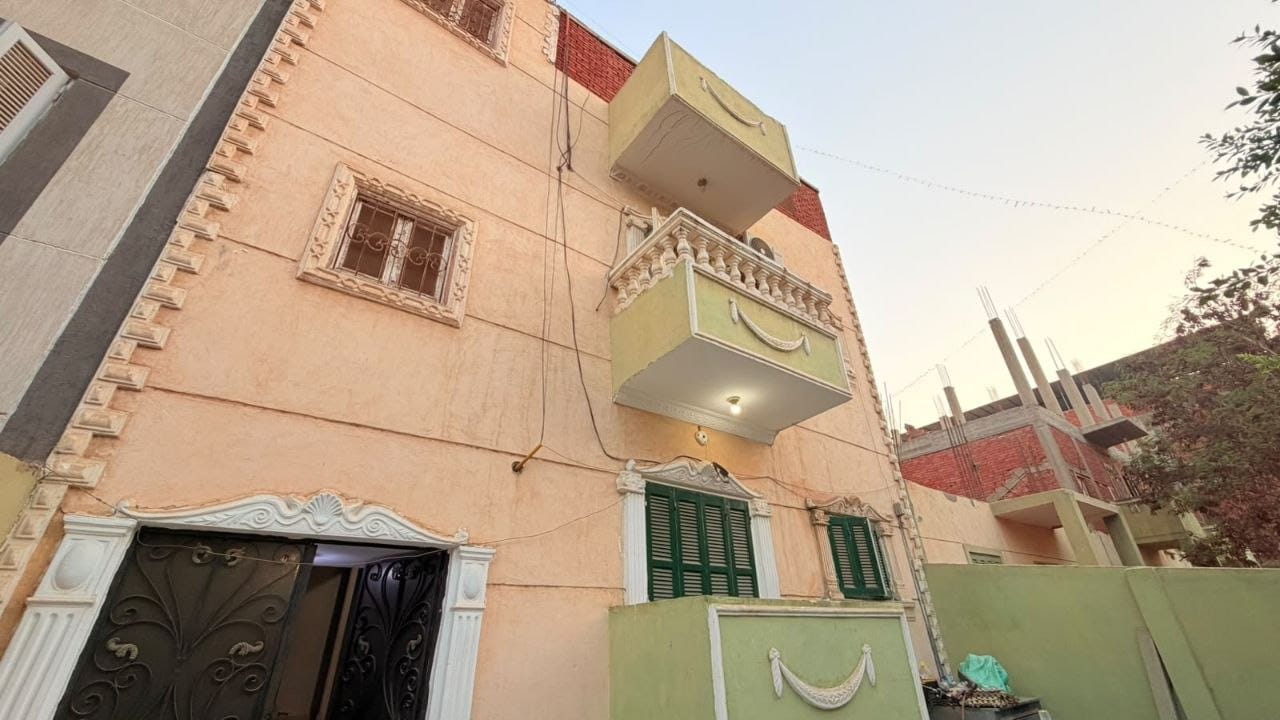 للبيع منزل في الحي العشر ابن بيتك قطاع د1